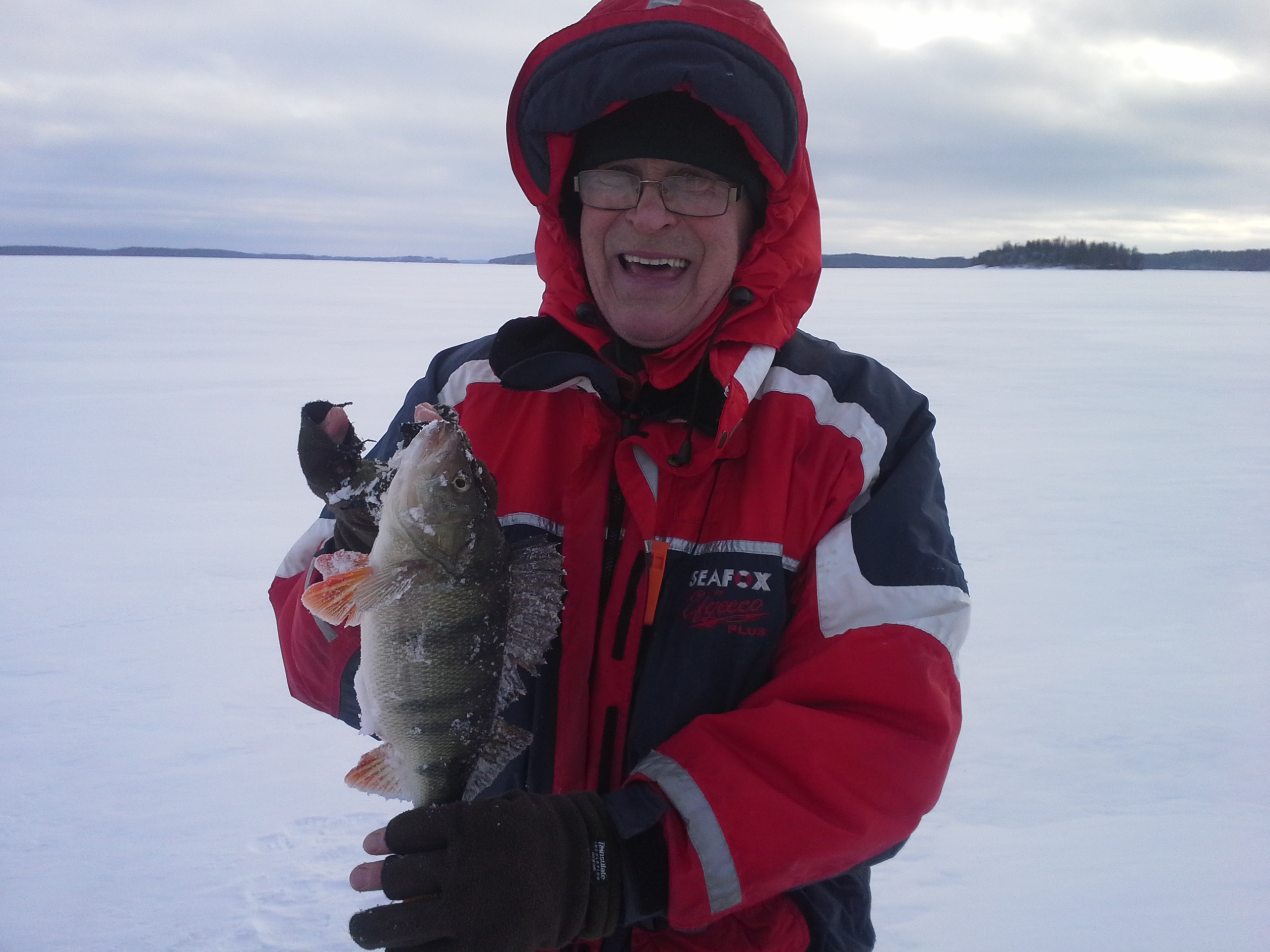 Iloinen Kawerilla kalastava kalamies!